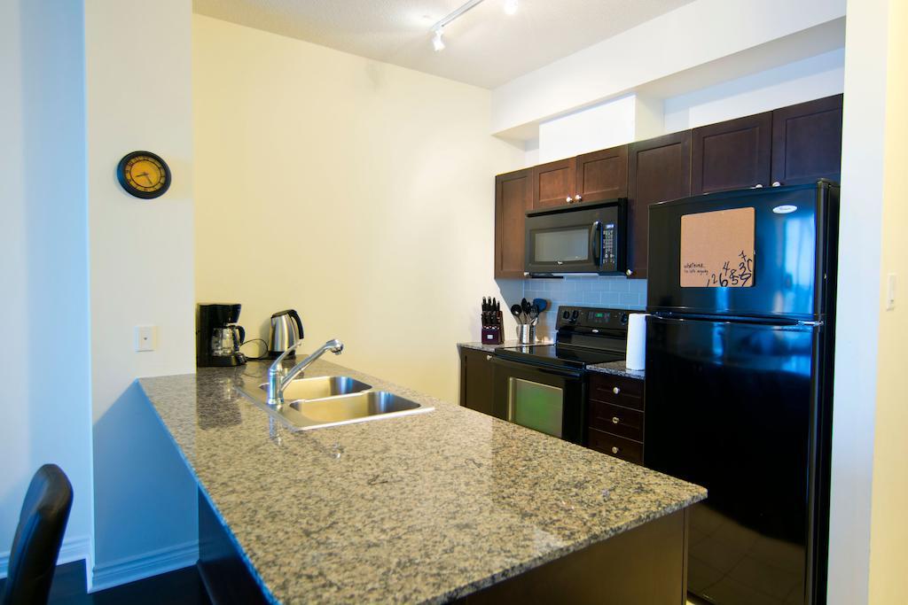 Maplewood Furnished Suites Мисисага Екстериор снимка