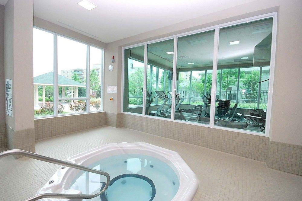 Maplewood Furnished Suites Мисисага Екстериор снимка