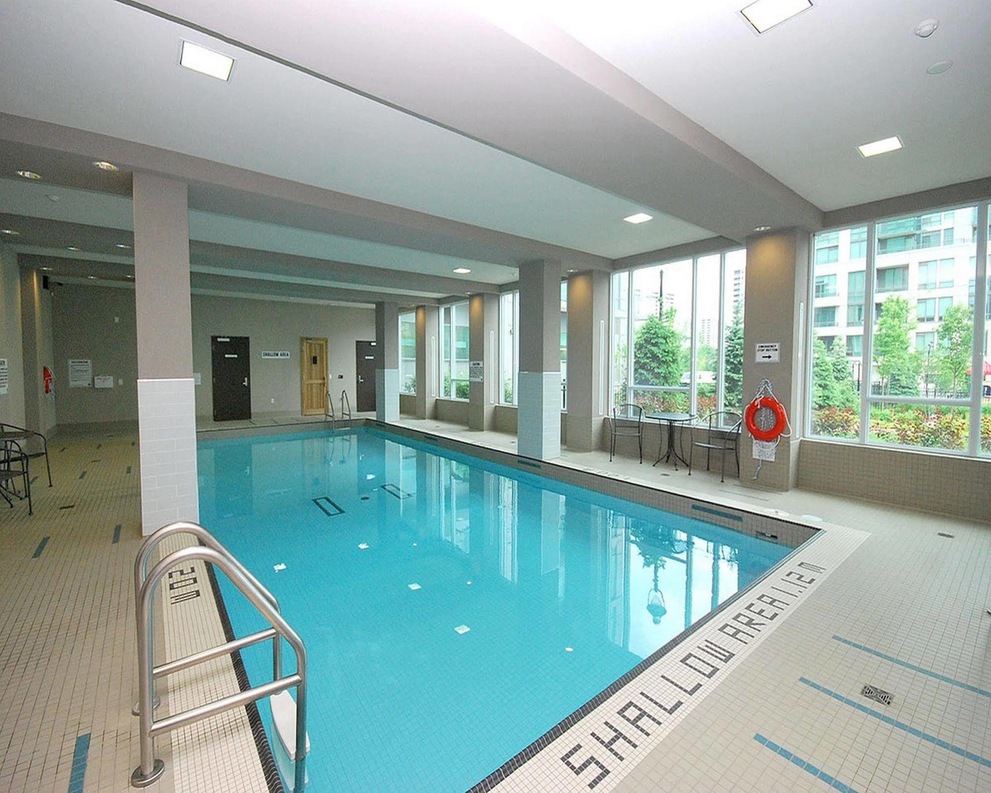 Maplewood Furnished Suites Мисисага Екстериор снимка